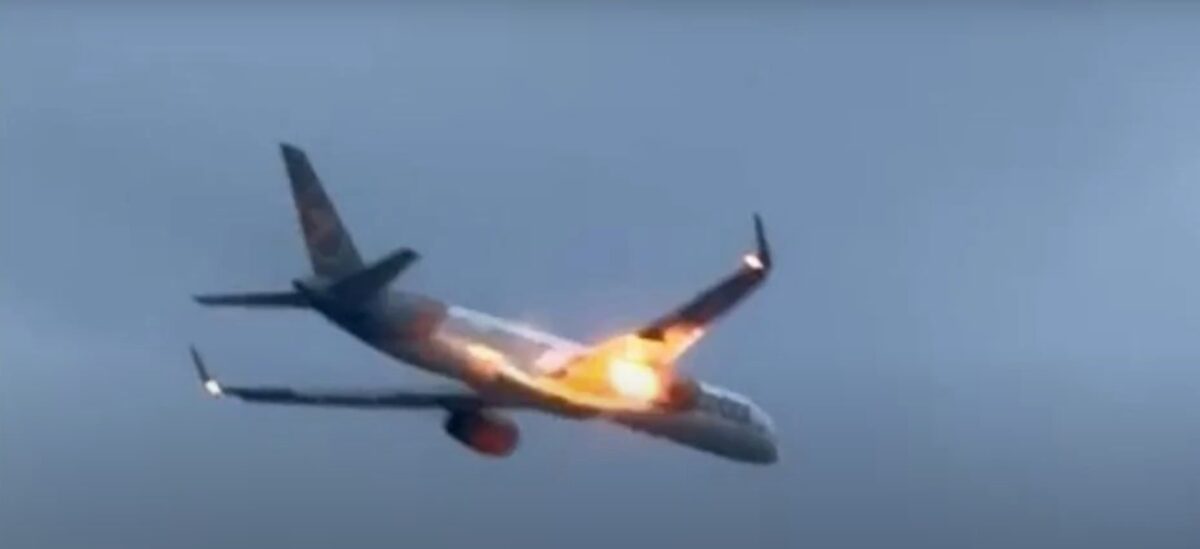 Zbor periculos. Avion forțat să aterizeze de urgență, după ce un motor s-a aprins