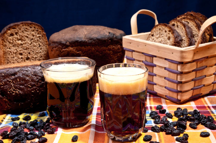 Cvas cu gust de chimicale. Ce bem, de fapt, din sticlele etichetate ca „băutură tradițională”