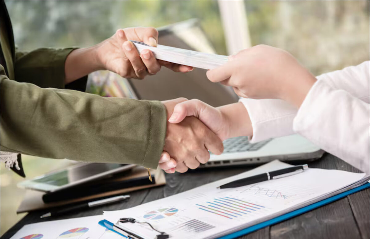 Credit bancar versus IFN. Riscurile ascunse ale împrumuturilor rapide