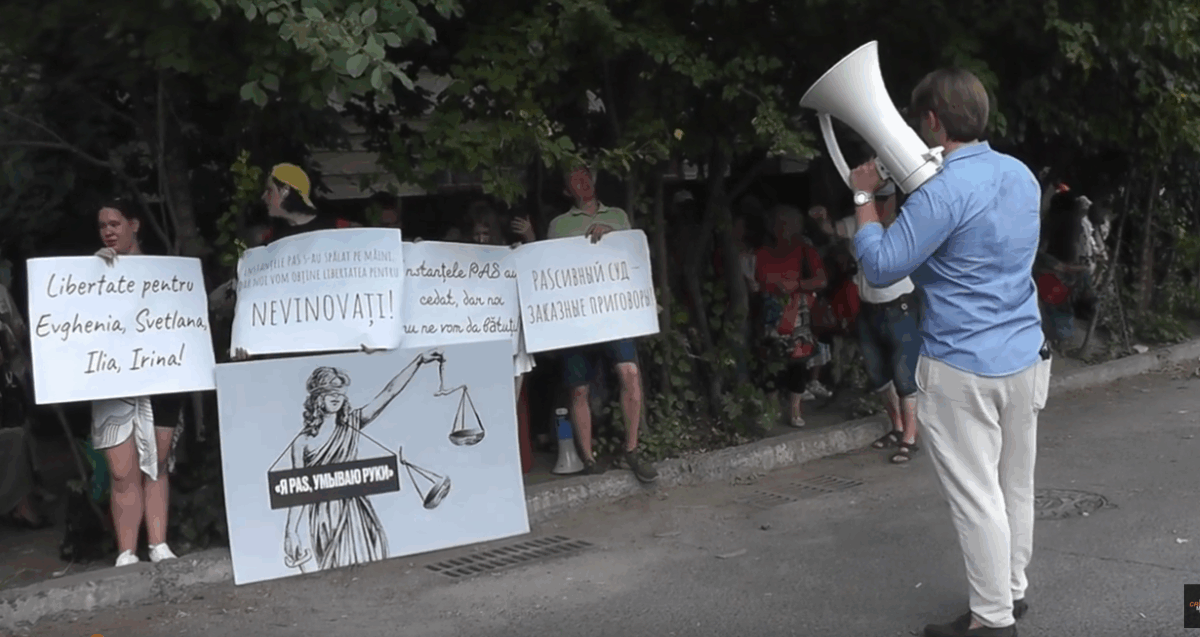 Protestul de lângă închisoare: bătrâni afectaţi de caniculă şi supraveghetori cu constituţie atletică. Video