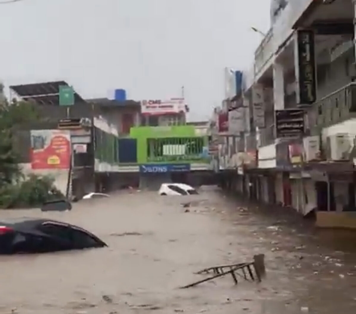 Prăpăd în Pakistan, Cașmirul indian și Nepal. Sute de oameni au murit din cauza inundațiilor