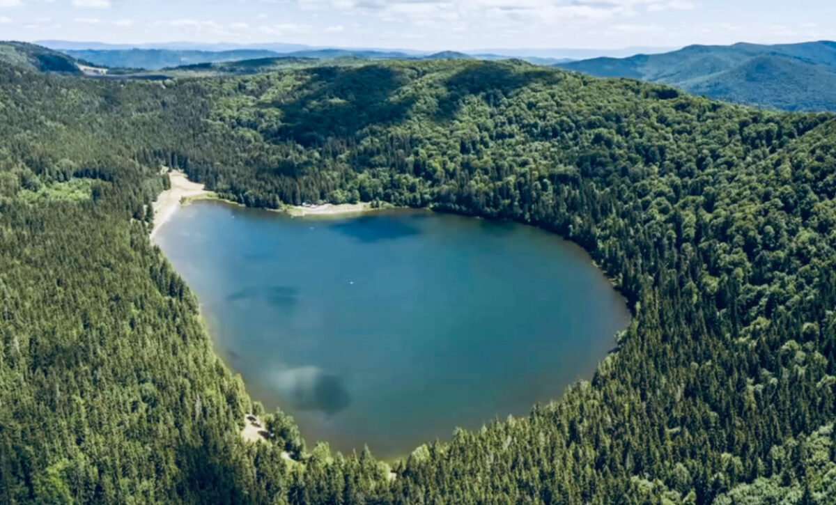 Legenda neștiută a lacului din Ținutul Secuiesc. Mii de pelerini își caută liniștea în apropierea lui