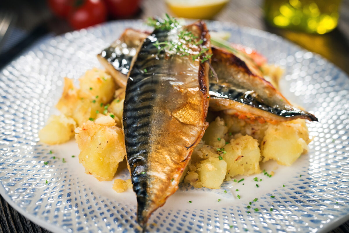 Macrou la cuptor în stil spaniol. Rețeta, potrivită cu garnituri ușoare