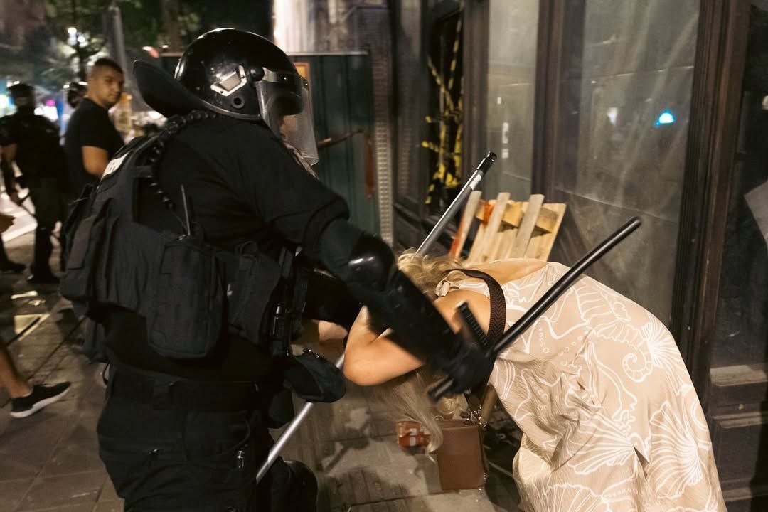 Violențe în Serbia: Susținătorii guvernului atacă protestatarii în Novi Sad