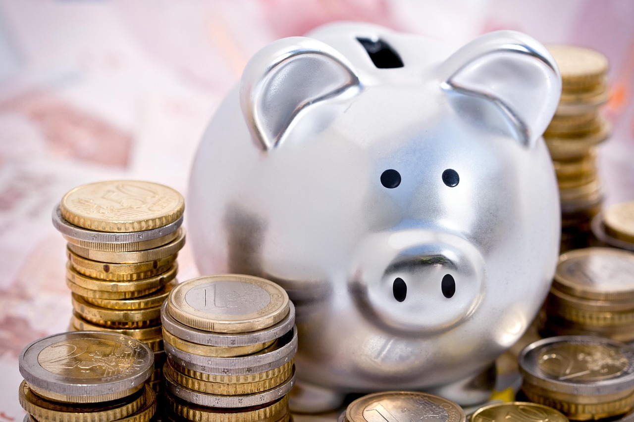 Trucul care te ajută să strângi bani fără să simți. Cât poți economisi până la finalul anului