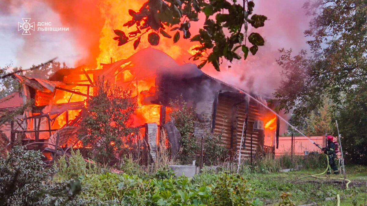 O persoană a murit, iar alte peste zece au fost rănite în mai multe orașe din Ucraina