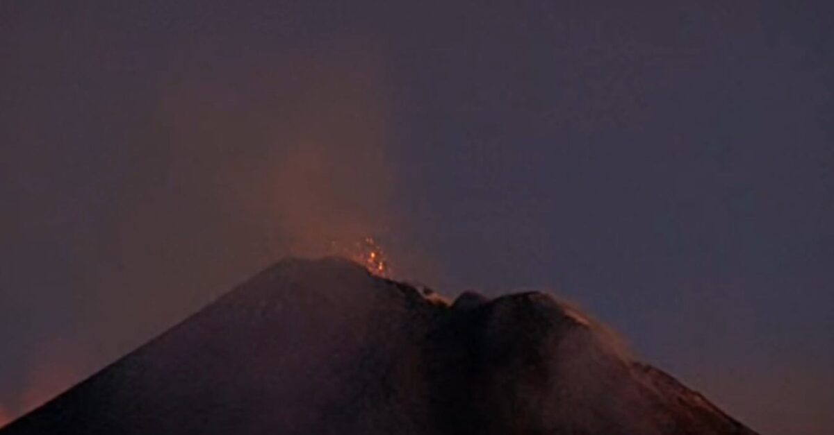 Alertă pentru traficul aerian, după ce vulcanul Etna a erupt, în Italia