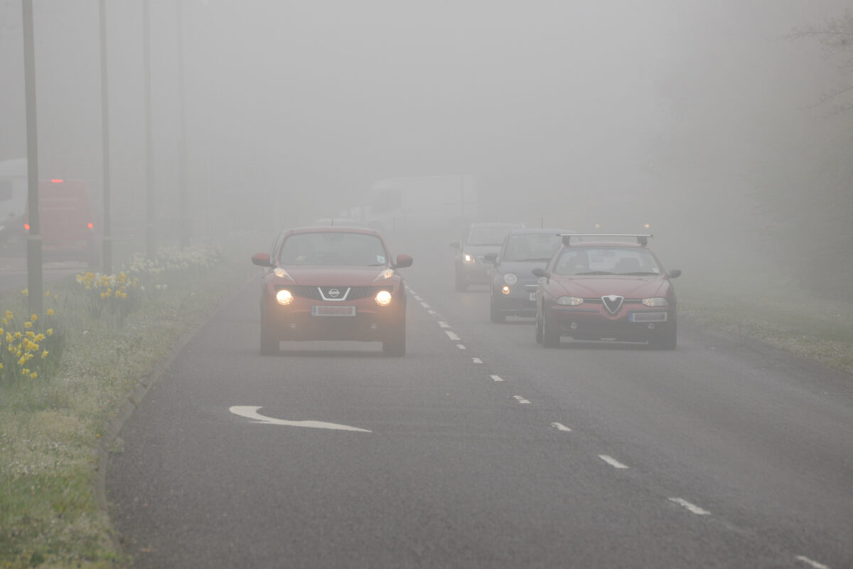 Trafic dat peste cap de ceață. Drumuri închise și risc major de accidente
