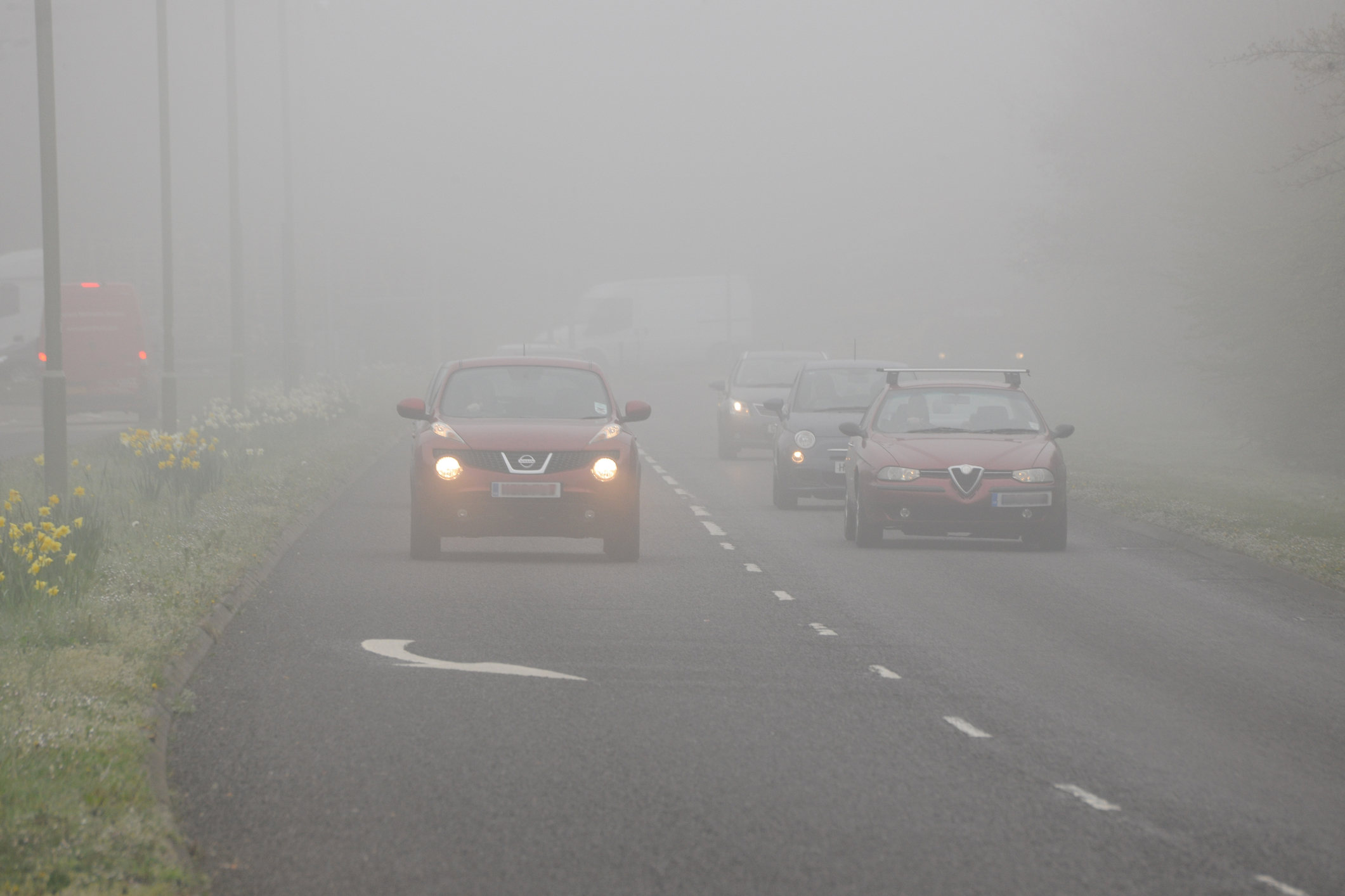 Se circulă cu dificultate pe mai multe drumuri din țară. Vizibilitate scăzută din cauza ceții