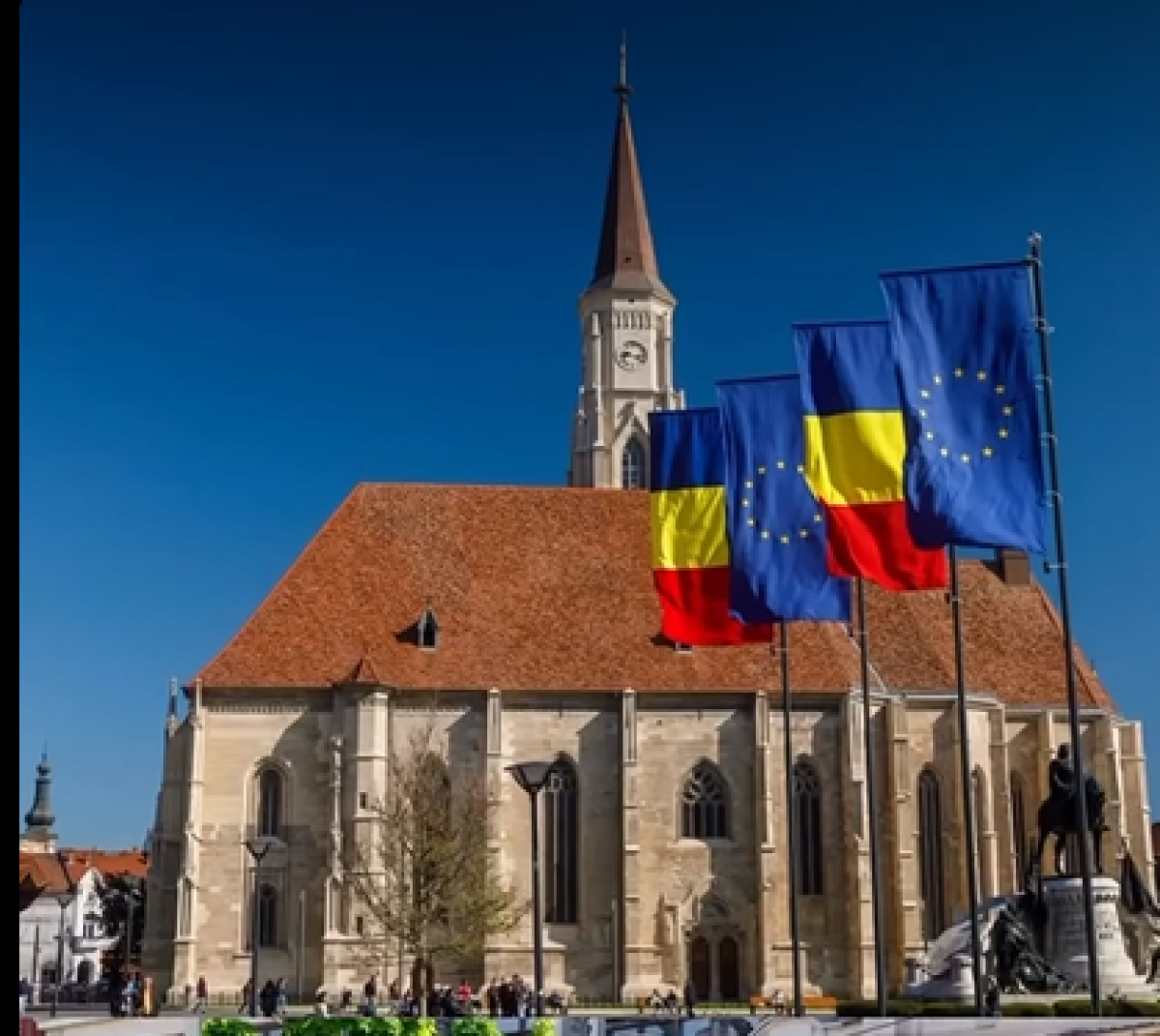 Institiuțiile publice din Cluj, amendate dacă nu arborează drapele în "stare impecabilă, curat, întins, demn"