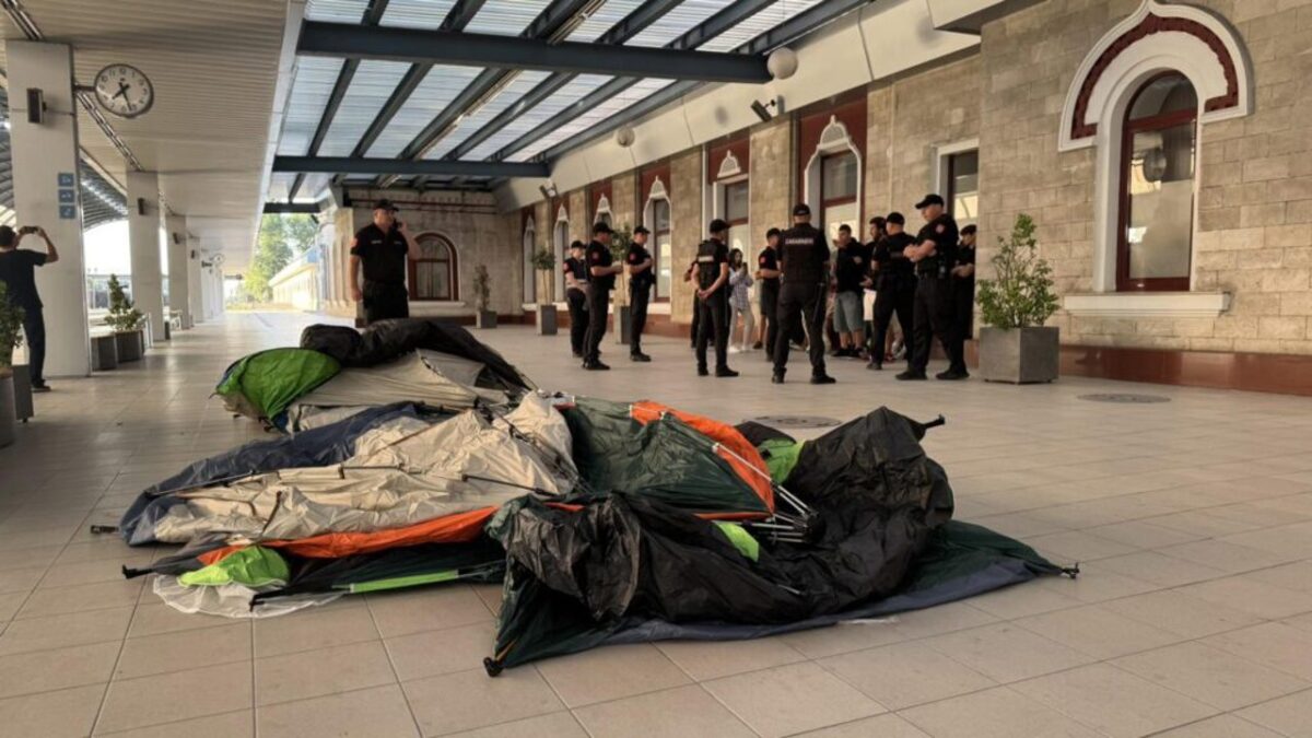 Poliția a blocat protestul lui Șor de la Gara Chișinău. Mai mulți participanți reținuți