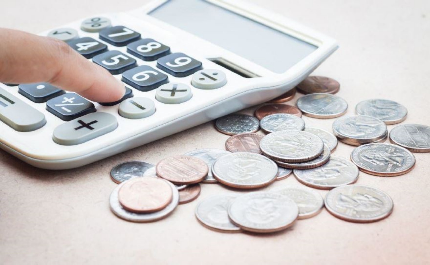 Ratele la credite scad de la 1 aprilie. Cât vor economisi românii