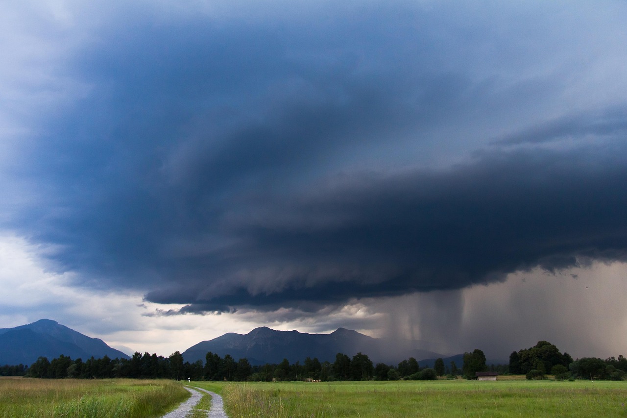 Meteorologii au prelungit alerta de vreme severă. Ploi torențiale, vânt puternic și grindină până în weekend