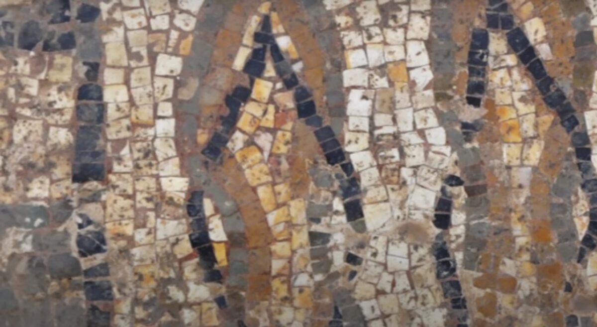 Arheologii italieni au descoperit un mozaic reprezentând un papuc modern la o vilă romană