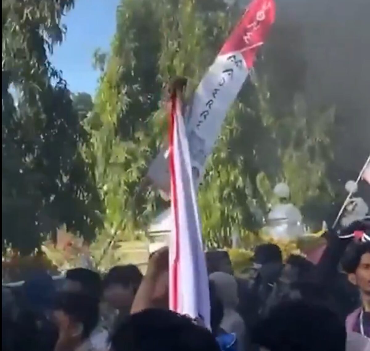 Fierbere în Indonezia. Protestatarii au încercat să intre în Parlament, dar au fost opriți cu gaze lacrimogene