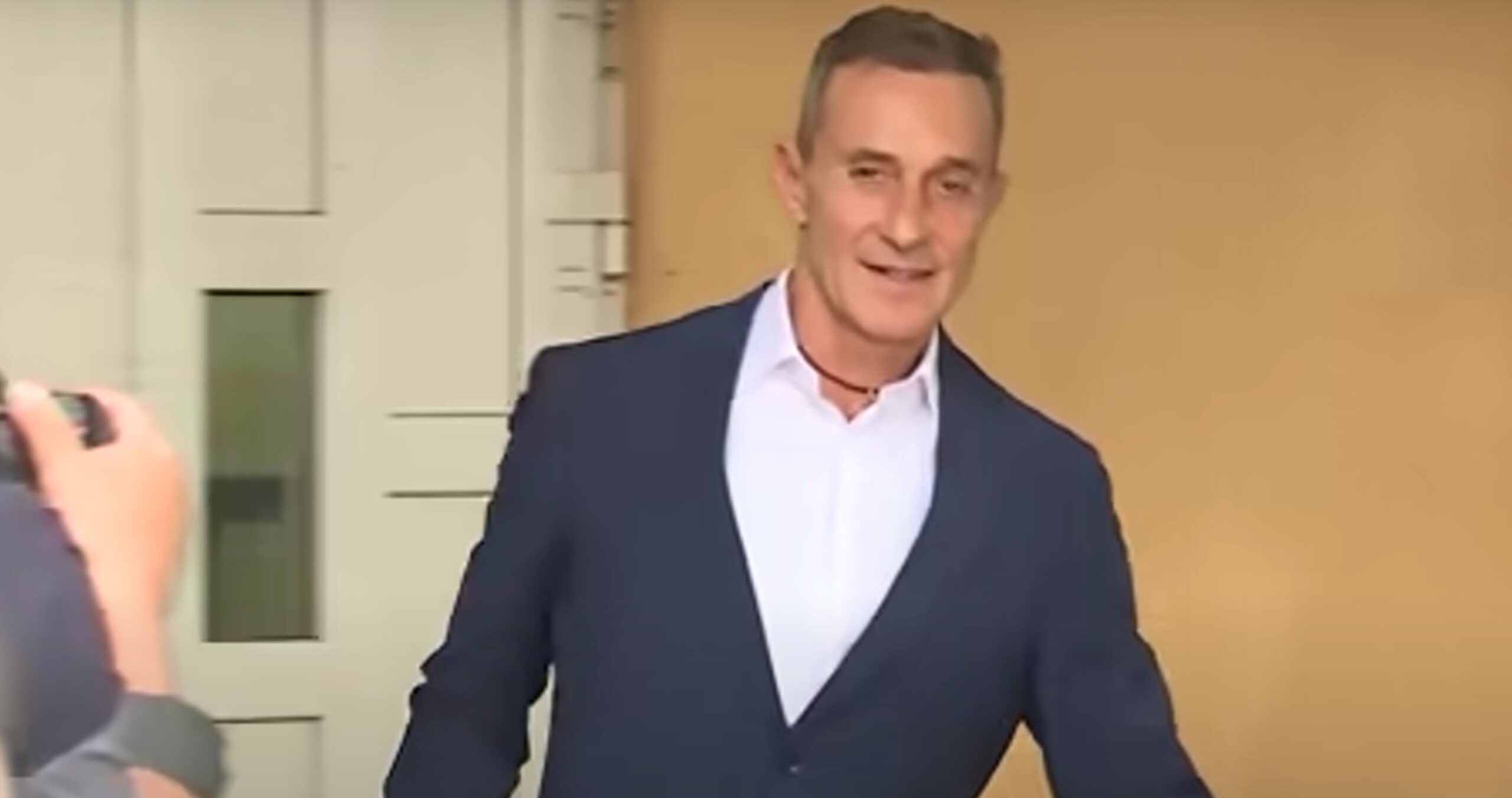 Viață de nabab pentru Radu Mazăre în Africa. Citește, se relaxează și face sport