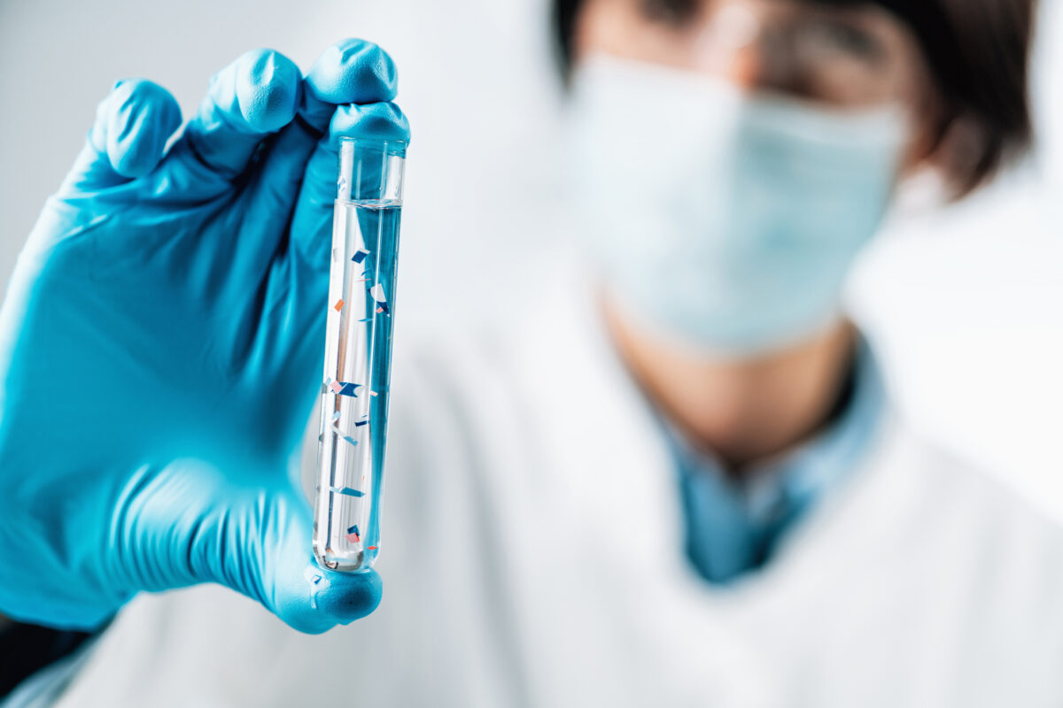 Fierberea și filtrarea apei, cheia pentru reducerea microplasticelor din organism. Soluție genială găsită de chinezi