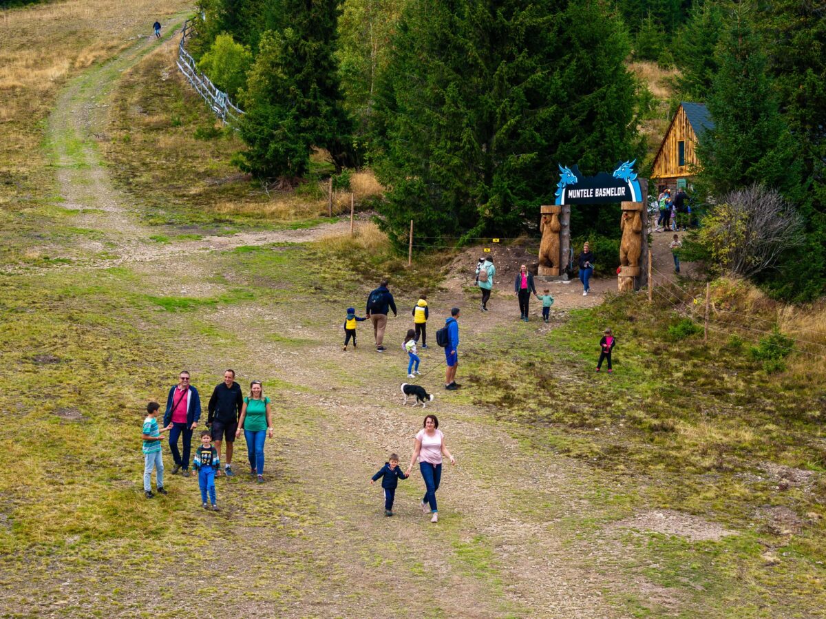 Prima grădină zoo animatronică, inaugurată pe muntele cu cel mai ozonat aer din Europa