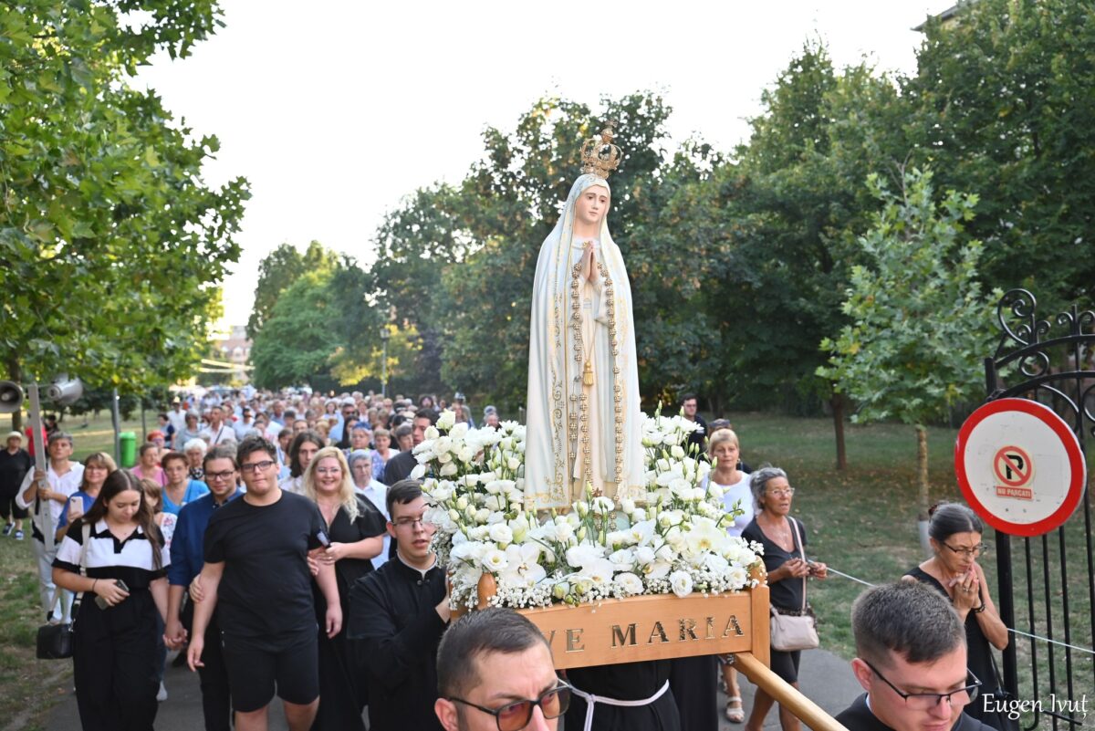 Sute de pelerini catolici au străbătut Oradea cu statuia Fecioarei Maria de la Fatima