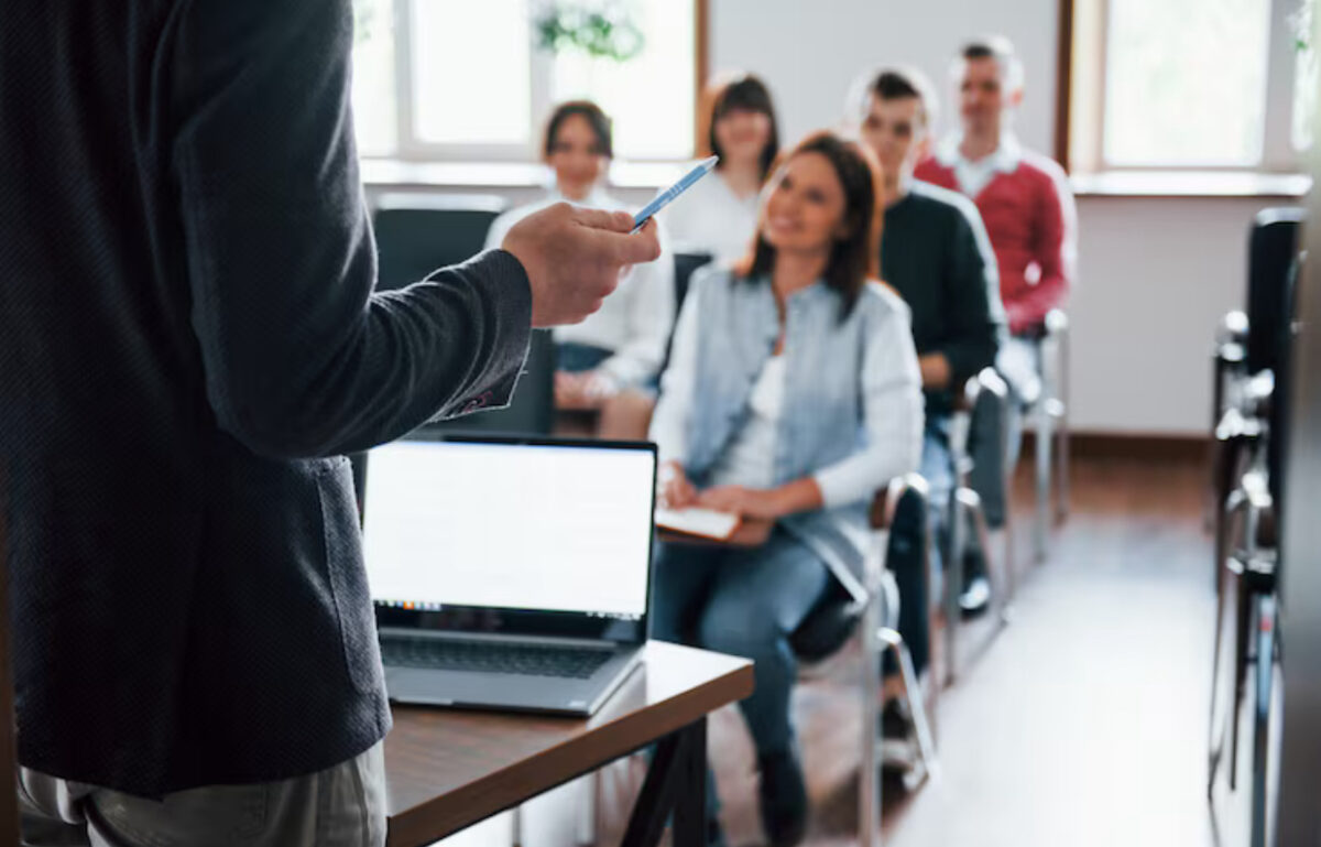 Profesor judecat pentru viol, la catedră. Caz scandalos, copii în pericol