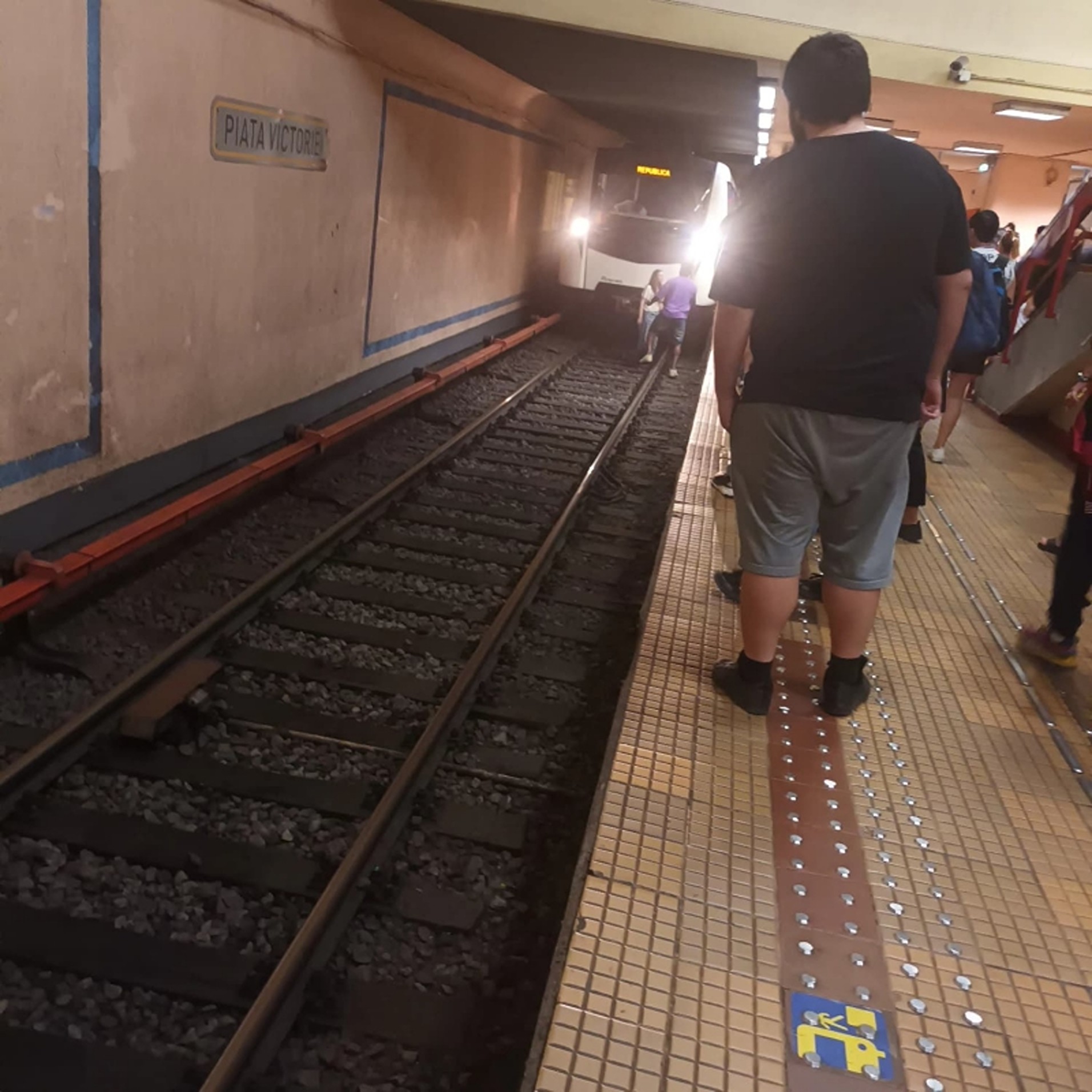 Incident grav la metroul din București: un copil ar fi ajuns sub tren la stația Constantin Brâncoveanu