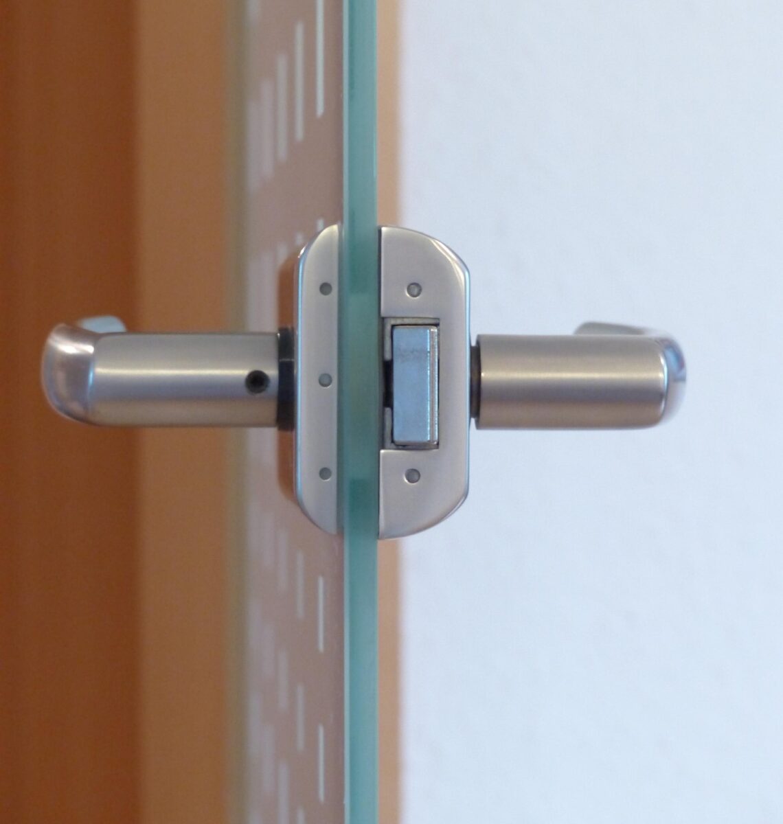 Fortăreața de la bloc. Cine dictează regulile de acces