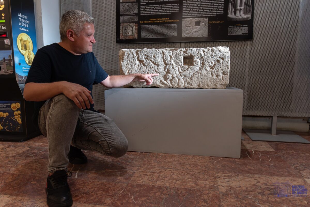 Un relief unic în Dacia romană, exponatul lunii la Muzeul Național al Unirii Alba Iulia