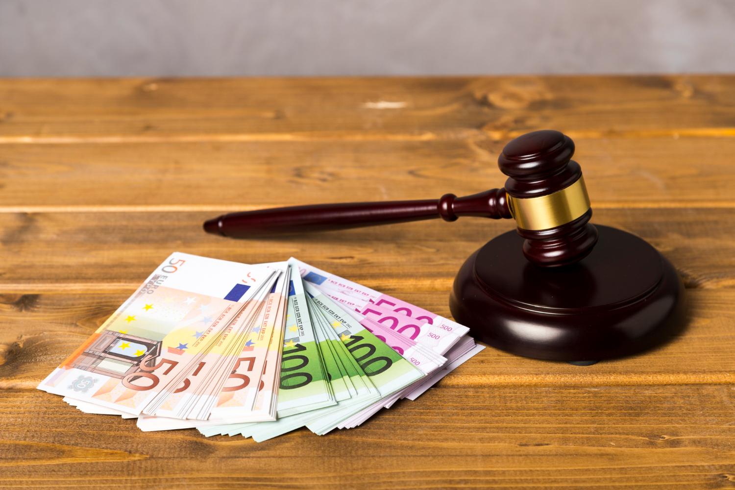 Prima condamnare în dosarul certificatelor de moștenitor false. Un notar a primit peste cinci ani de închisoare