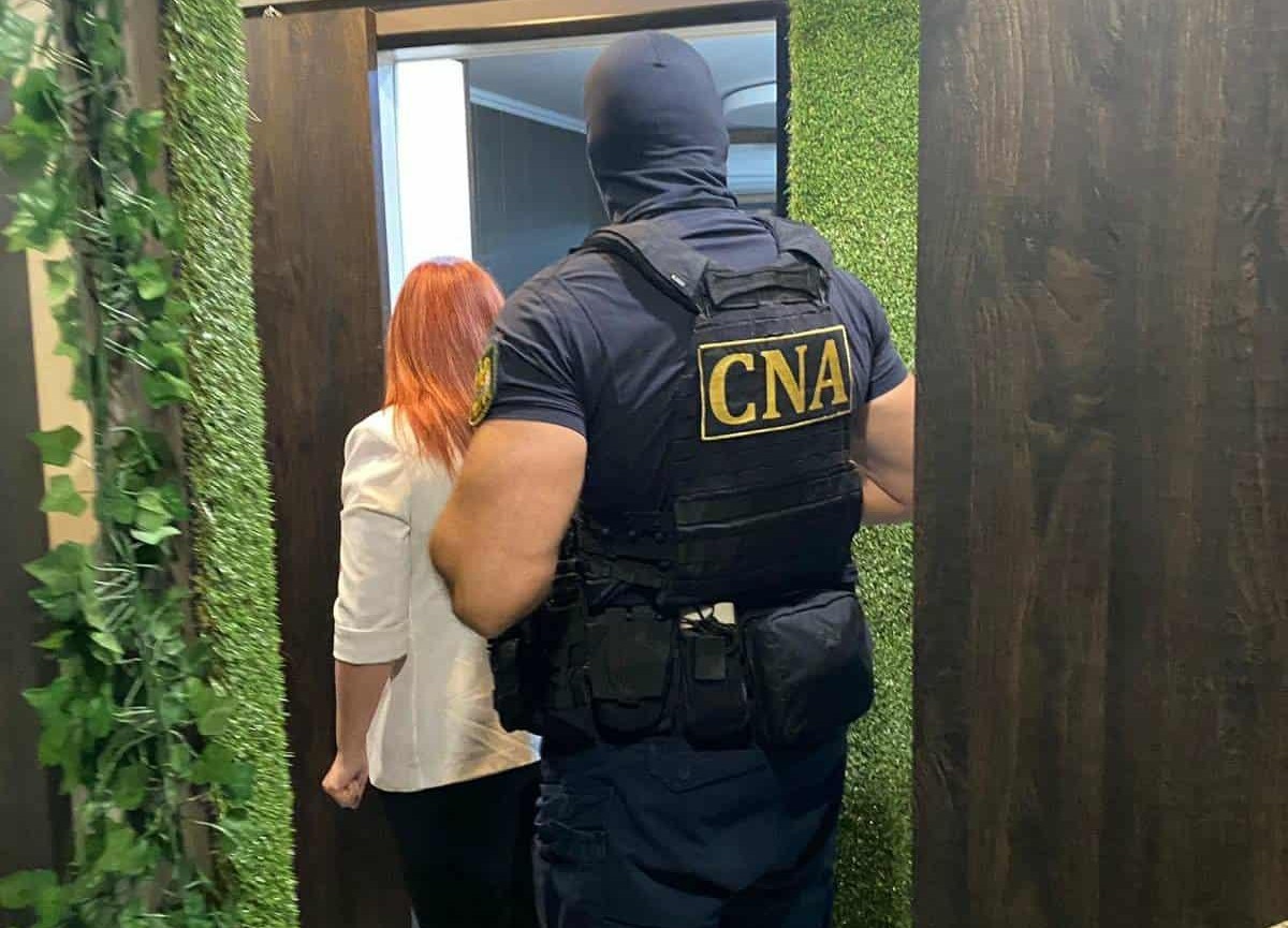 Schemă ilegală de finanțare a partidelor prin criptomonede rusești. Peste 800.000 de lei ridicați și o persoană reținută. Video