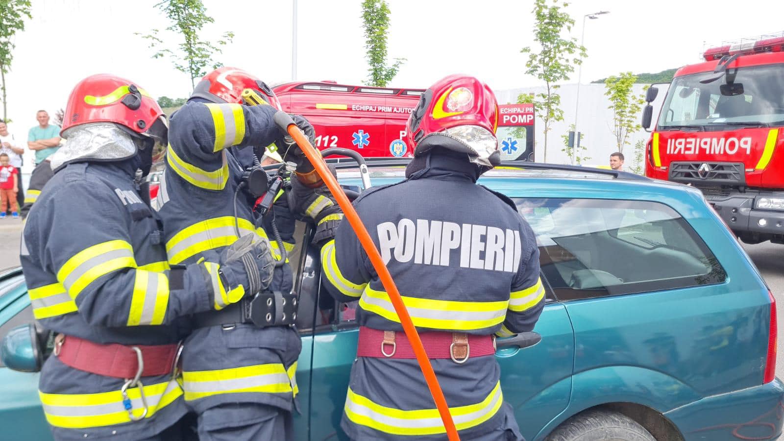 Explozie într-un bloc din Titu. Zeci de persoane, evacuate de autorități
