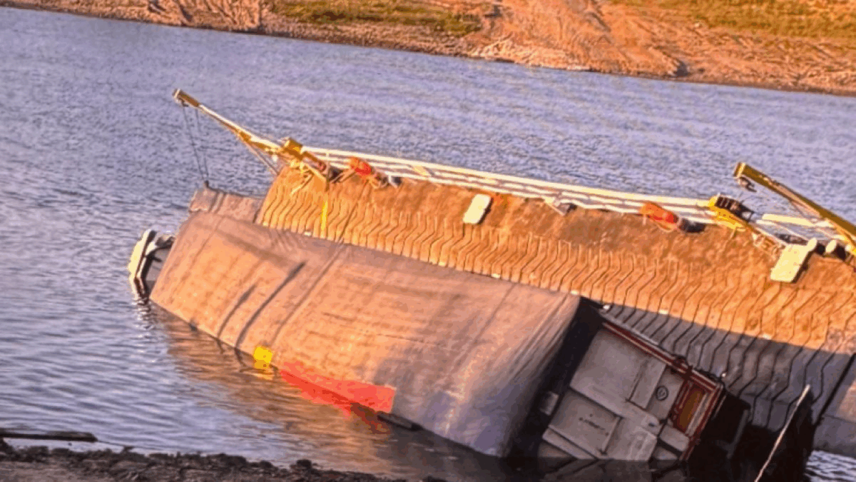 Un bac s-a scufundat în Dunăre, la câteva secunde după ce un camion a urcat pe el