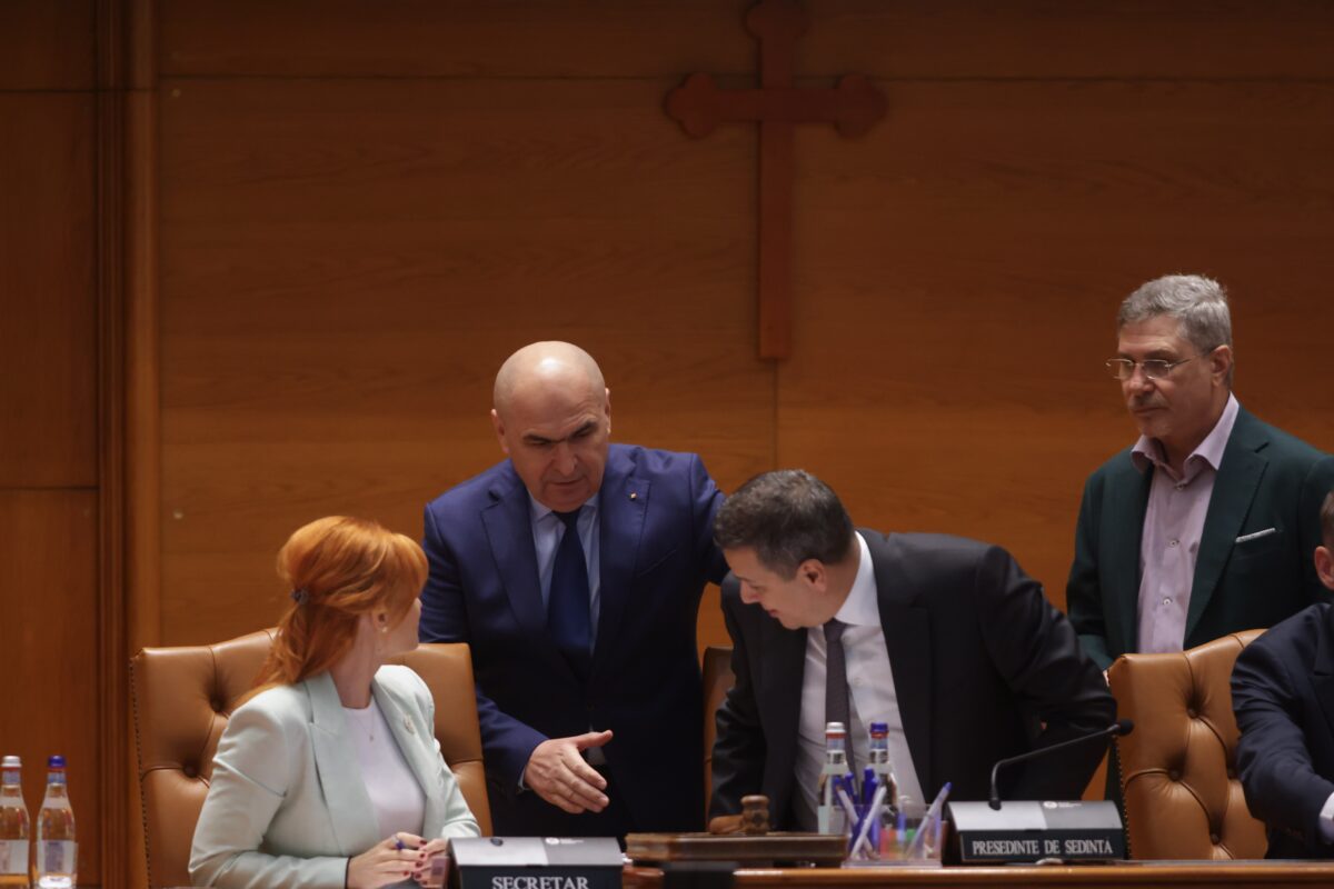 Un lider PNL acuză PSD de o ofensivă coordonată împotriva premierului Ilie Bolojan