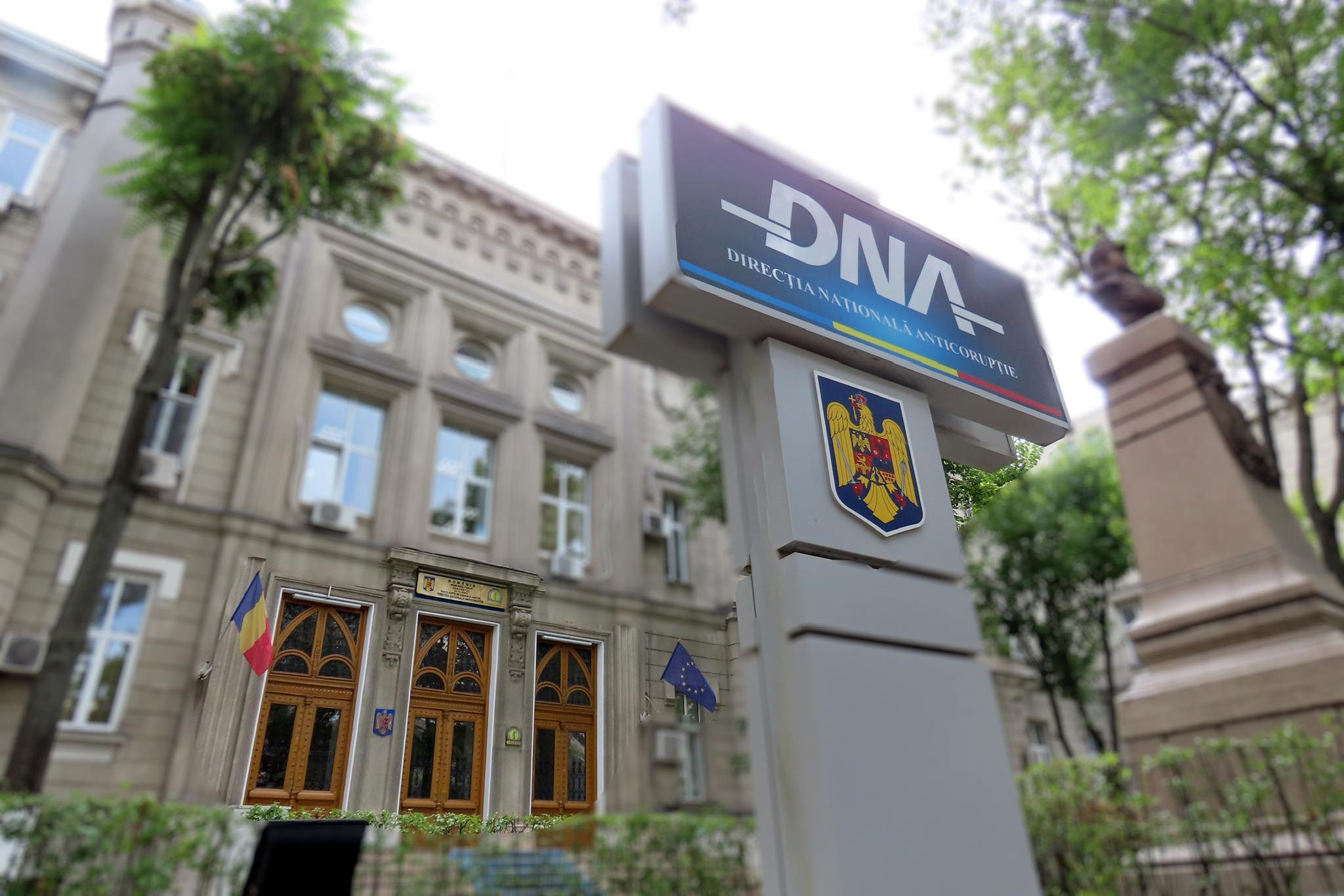Un bărbat, reținut de procurorii DNA, după ce a fost prins în flagrant în timp ce primea peste 10.000 de euro 