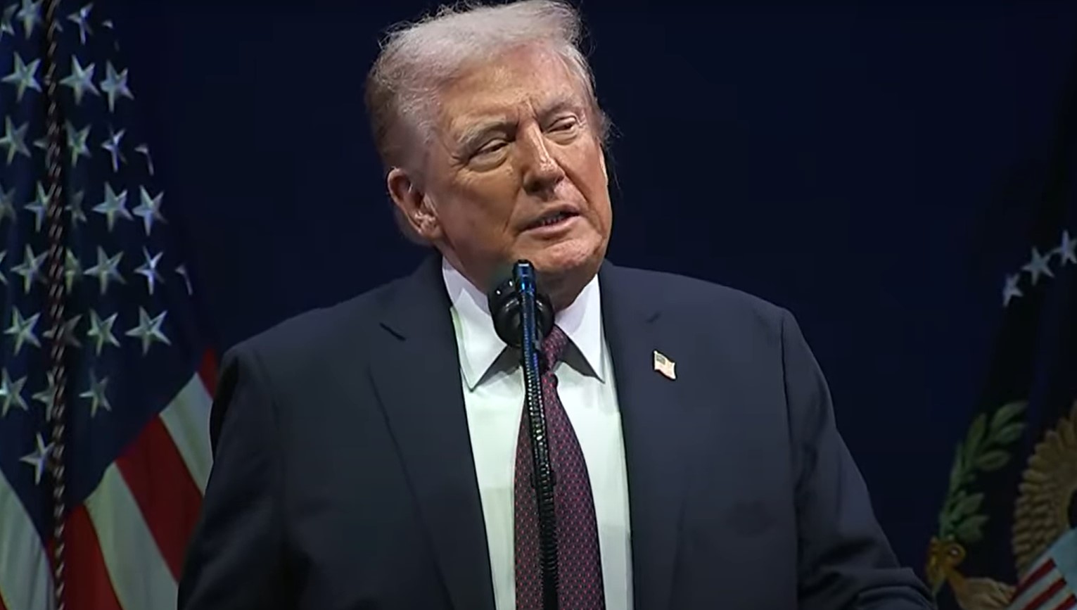 Obiceiul dubios al președintelui Trump. S-a aflat ce face în dormitor