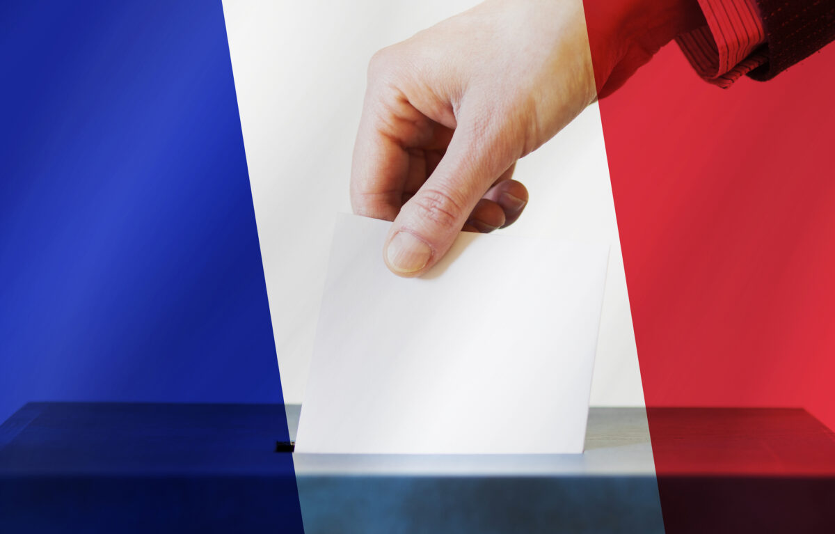 Zece zile, un milion de semnături. Inițiativa lui Villiers privind migrația uimește Franța