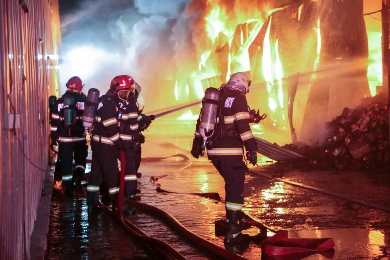 Casă distrusă de o explozie în Sectorul 6. O persoană a fost găsită moartă sub dărâmături