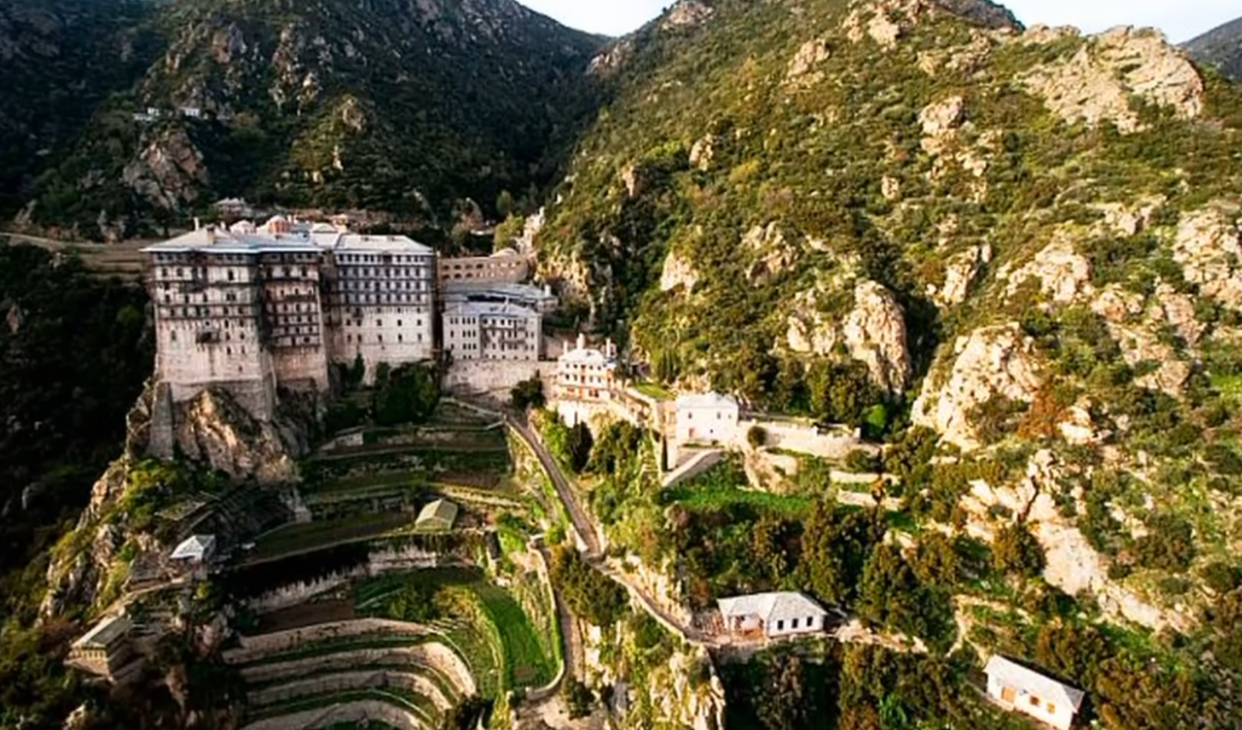 Intrarea la muntele Athos, mai complicată decât obținerea vizei pentru America. De ce nu are toată lumea acces