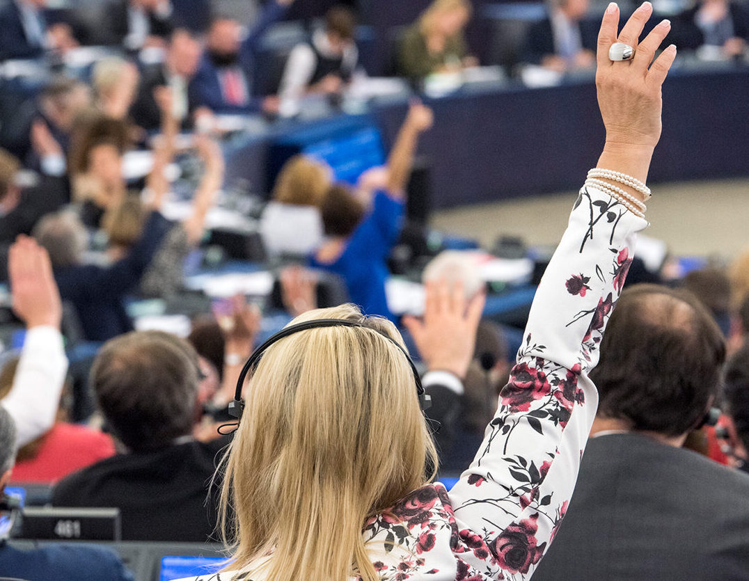 Parlamentul European suspendă acordul comercial cu SUA, după amenințările lui Trump