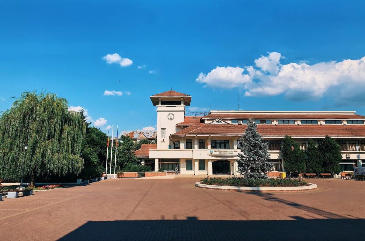 Piața Primăriei Otopeni, reamenajată cu 200.000 de euro. Banii merg la o firmă de mobilier