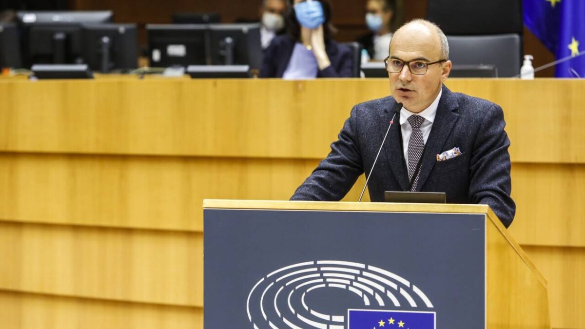 Rareș Bogdan, mesaj la adresa Comisiei Europene: „Nu vă jucați cu focul, doamnă von der Leyen! Nu vă atingeți de banii fermierilor!”