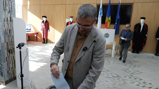 Declaraţii în trei limbi la secţia de votare. Îndemnul lui Renato Usatîi