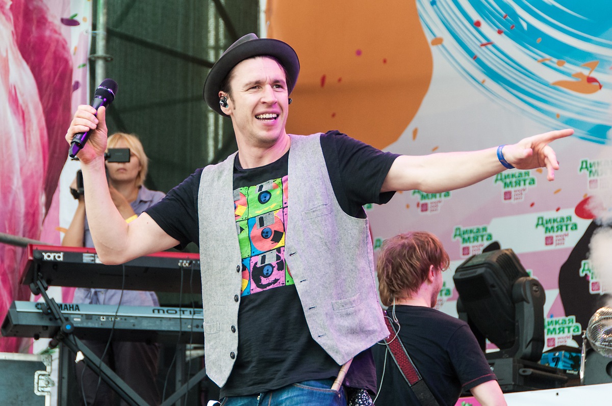 Interpretul şlagărului „Trenuleţul” îşi serbează ziua de naştere: 13, zi cu noroc