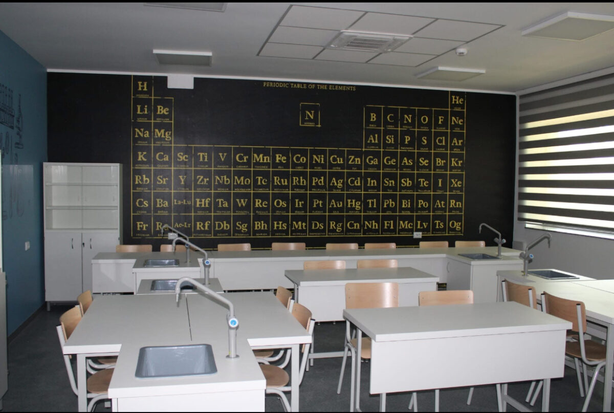 Cum arată școala din România care redefinește educația modernă. Elevii fac activități în grădina de pe acoperiș