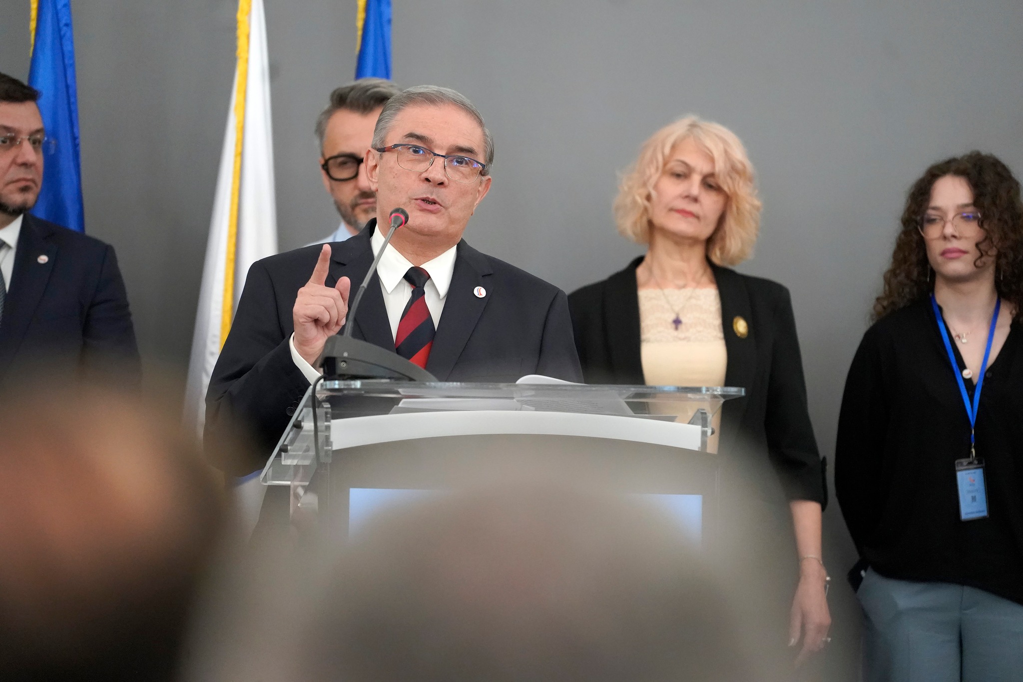 Fostul șef al SIE, acuzații la adresa lui Ilie Bolojan. Economia scade, iar premierul vorbește despre performanțe