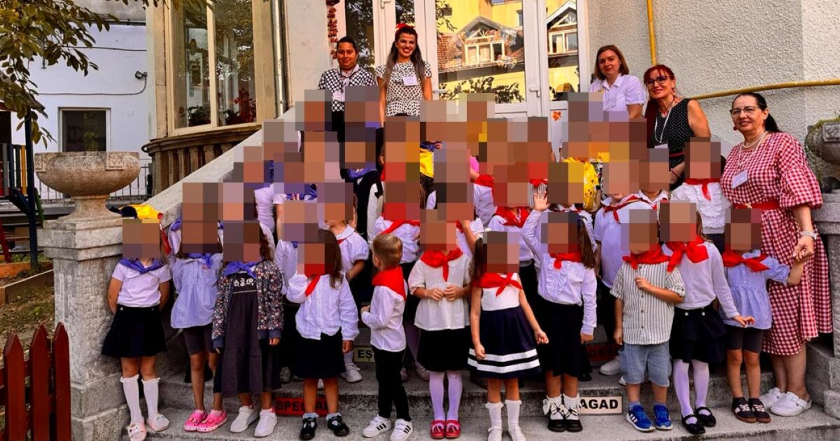 Copii costumați în „Șoimii Patriei” la Satu Mare. Comunismul s-a întors