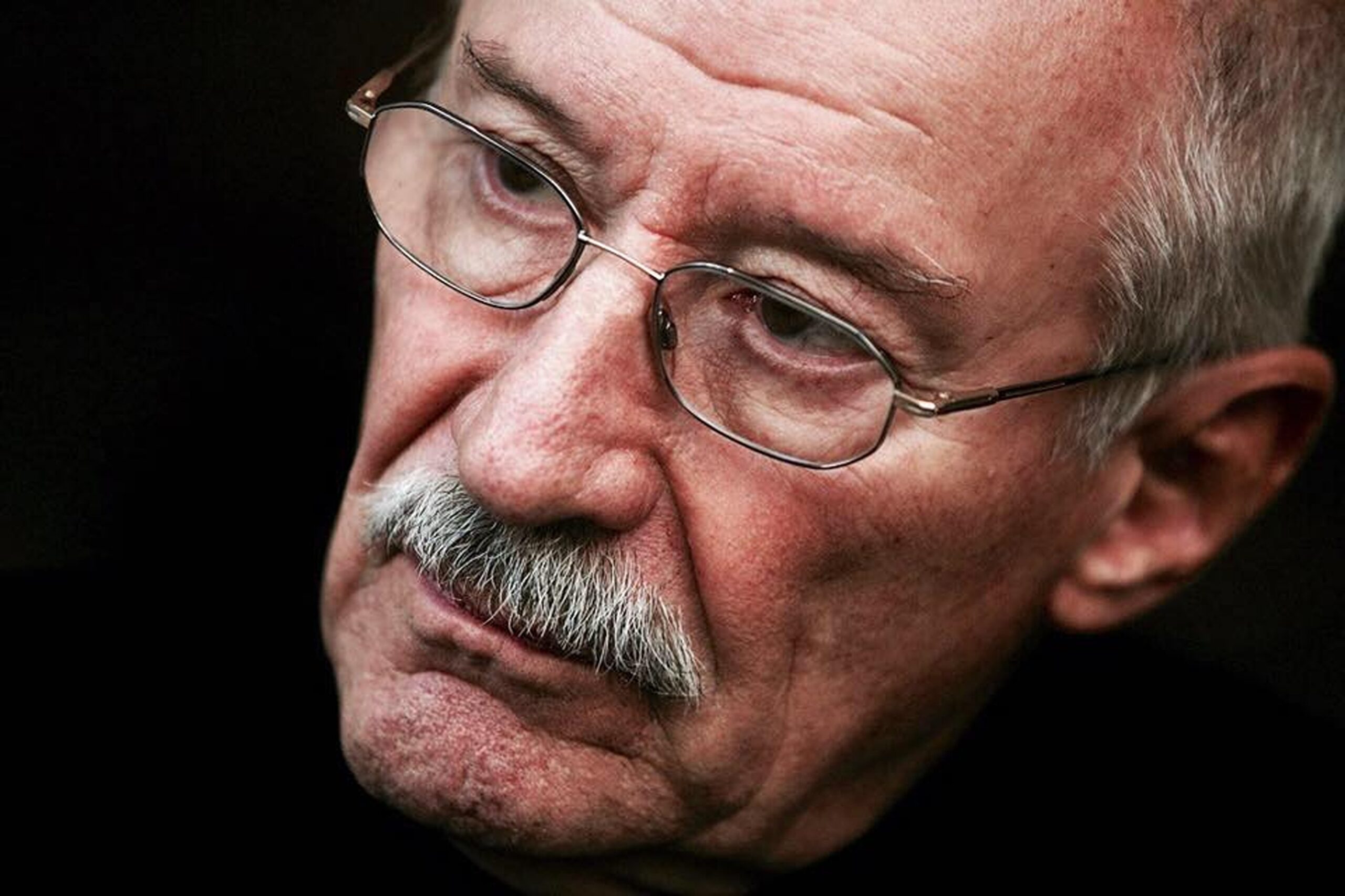 Bărbatul de 46 de ani care l-ar fi ameninţat cu moartea pe actorul Victor Rebengiuc în 2024, sub control judiciar. Update