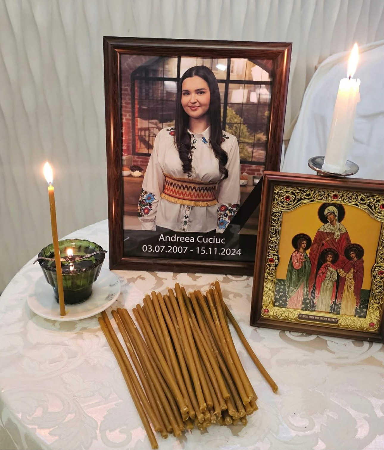Părinţii Andreei Cuciuc nu se lasă. Vor exhumarea şi investigaţii cu un expert străin