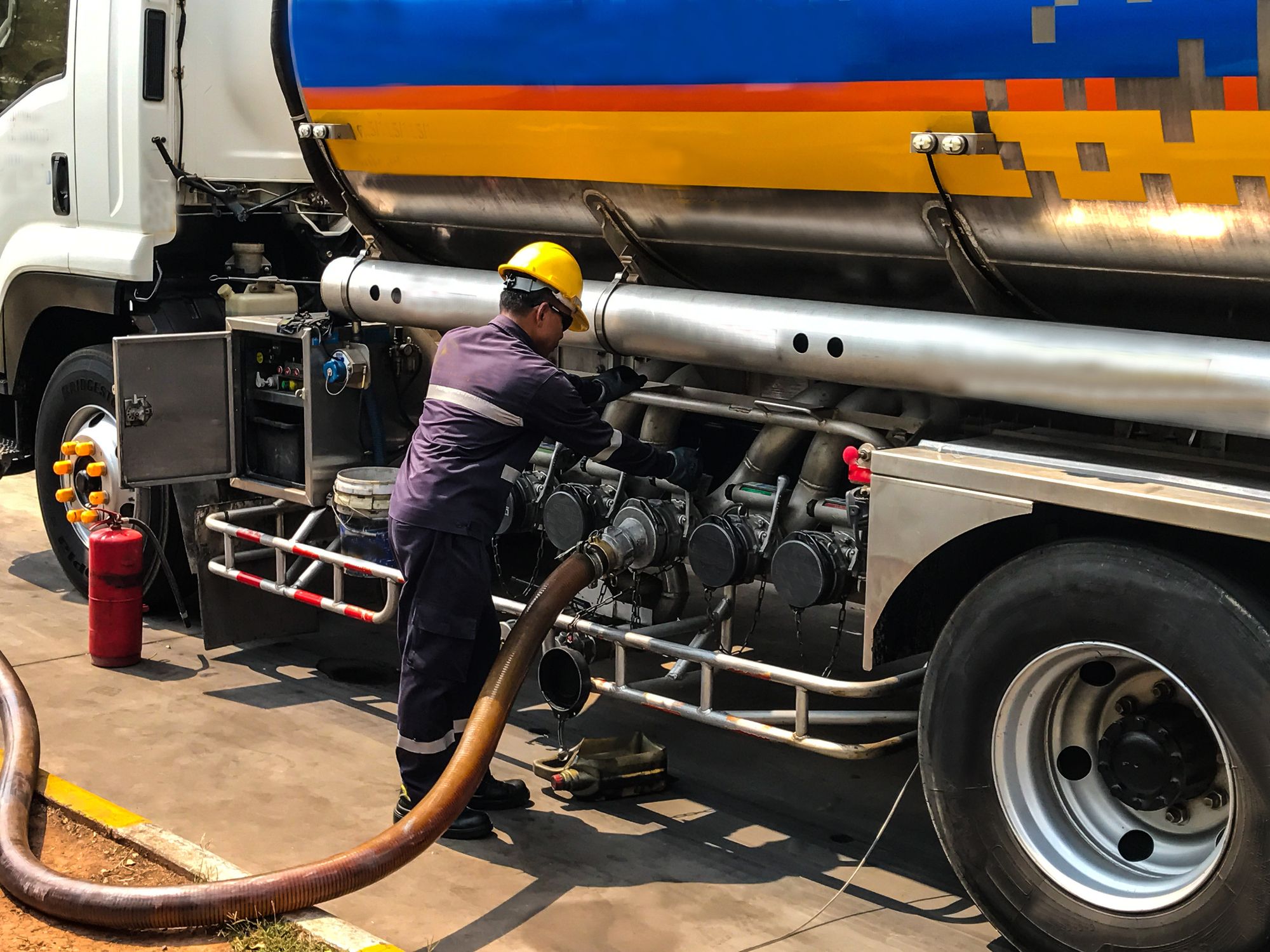 Transportul, în prima linie a crizei carburanților. Provocările logistice pentru aprovizionarea benzinăriilor din România