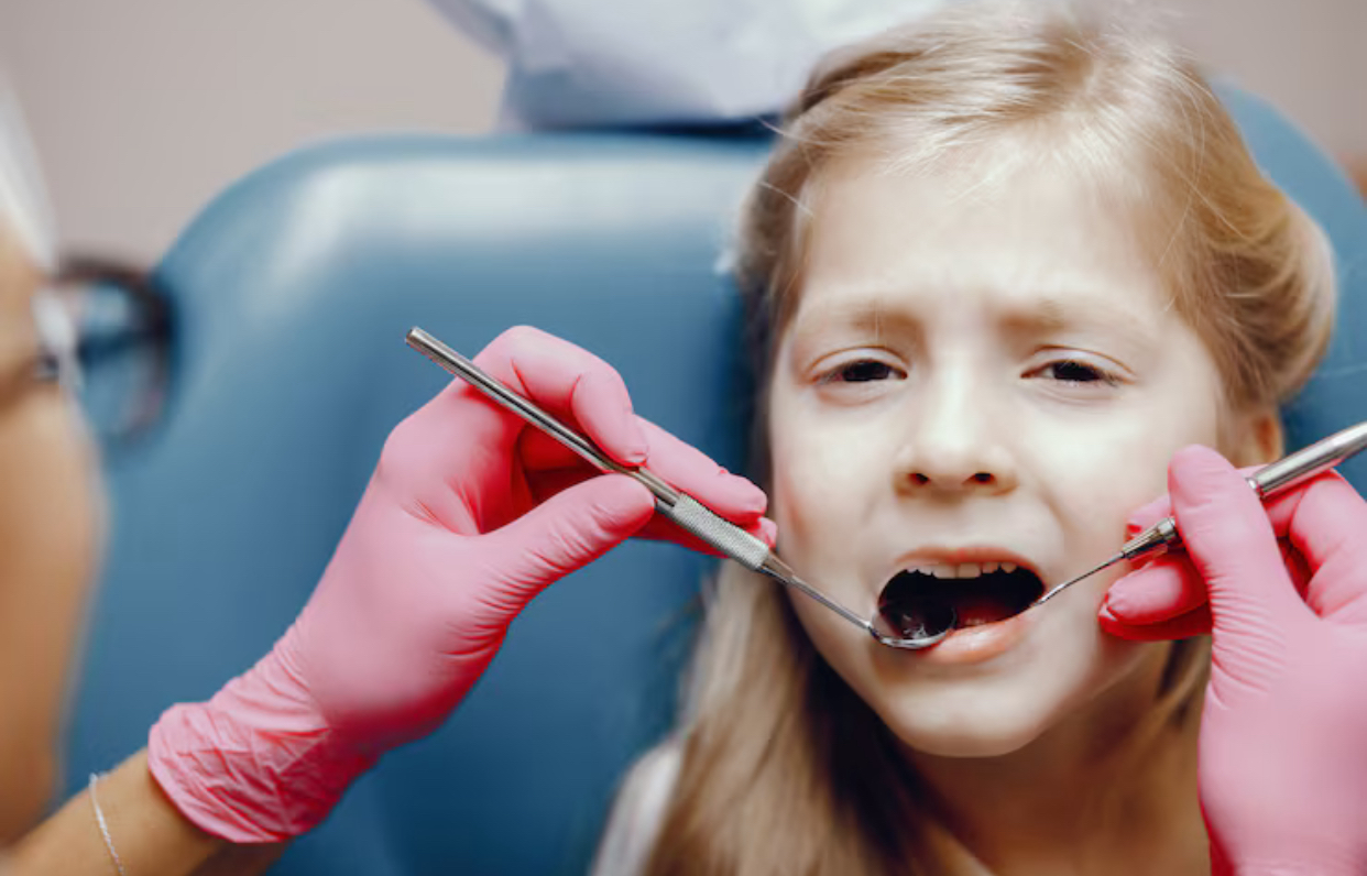 Revoluție în stomatologia pediatrică. Un nou studiu arată cum pot fi oprite cariile la copii fără durere