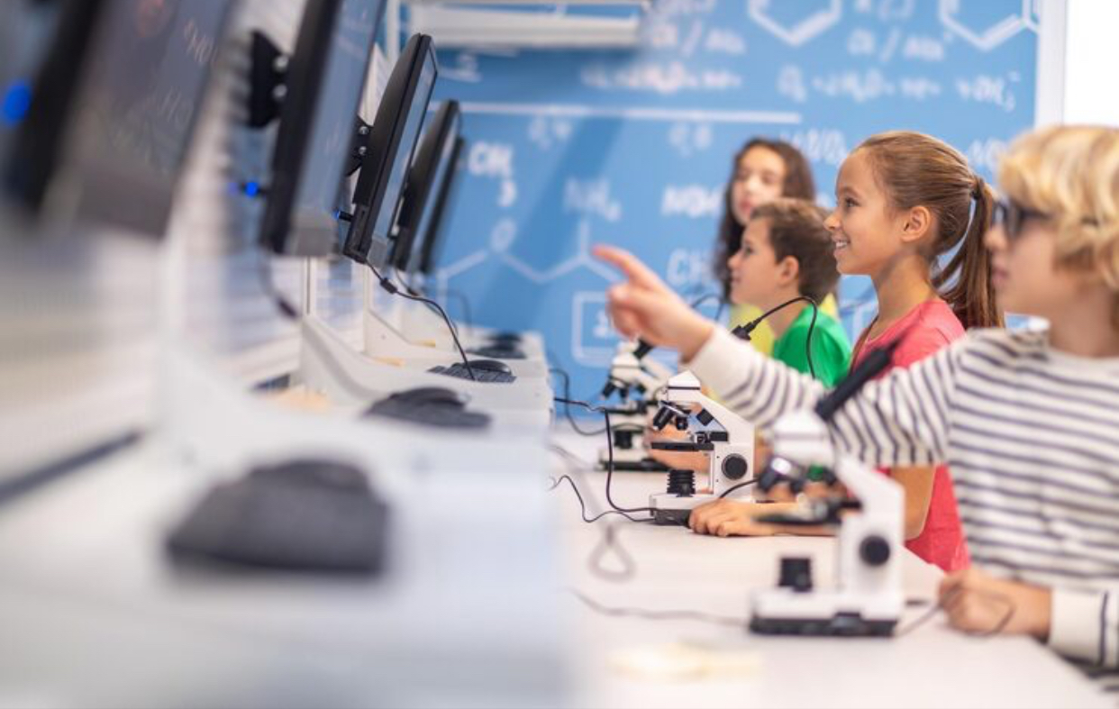 Ultimul modul din anul școlar 2025-2026 începe după Paște. Tot ce trebuie să știe părinții despre burse, examene și vacanța de vară